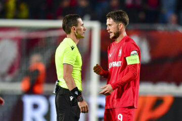 Ricky van Wolfswinkel in discussie met scheidsrechter Nikola Dabanovic