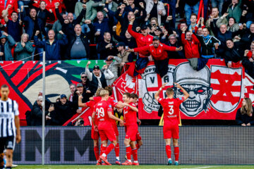 FC Twente-supporters juichen na een goal tegen Heracles Almelo