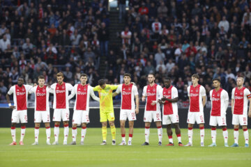 De spelers van Ajax tijdens een minuut stilte