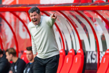 Erwin van de Looi schreeuwt langs de lijn