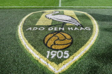 Het logo van ADO Den Haag in de grasmat