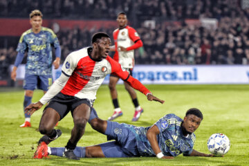 Ibrahim Osman in duel met Jorrel Hato