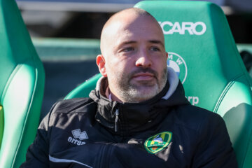 Stephan Vos op de bank bij ADO Den Haag