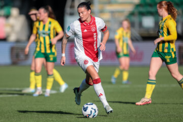 Sherida Spitse (Ajax) aan de bal tegen ADO Den Haag