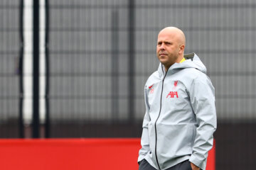 Arne Slot op de training van Liverpool FC