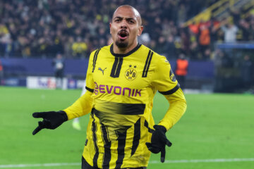 Donyell Malen viert zijn treffer namens Borussia Dortmund