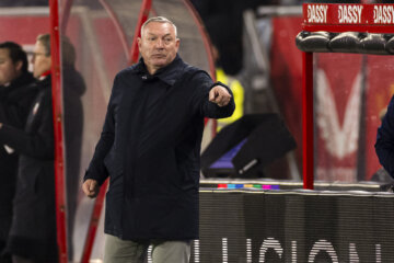 Ron Jans langs de lijn tegen Heracles Almelo