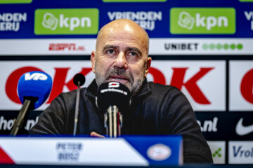 Peter Bosz op een persconferentie