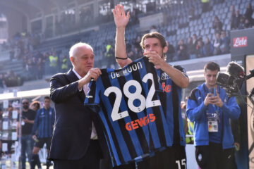 Marten de Roon met zijn jubileumshirt van Atalanta Bergamo