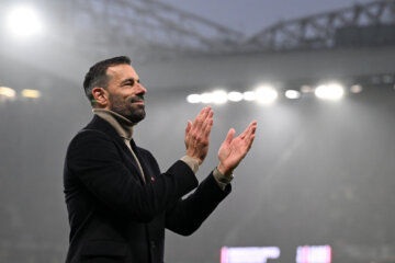 Ruud van Nistelrooij bedankt de supporters van Manchester United