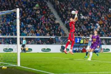 Andries Noppert laat de bal glippen tegen Go Ahead Eagles