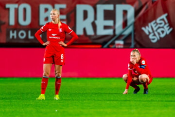 Ella Peddemors en Lieske Carleer (FC Twente) balen