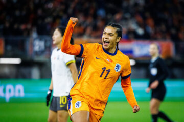 Esmee Brugts juicht na haar goal tegen China