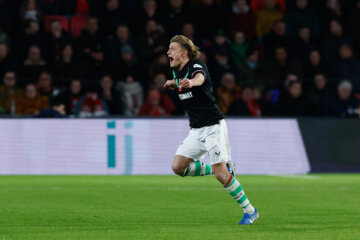 Sem Steijn scoort uit een vrije trap tegen PSV