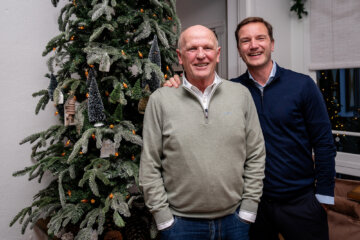 Jan Streuer en Arnold Bruggink bij de kerstboom