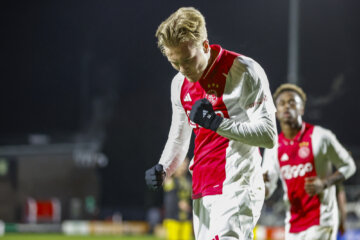 Julian Rijkhoff viert zijn goal