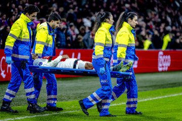 Owen Wijndal met een brancard afgevoerd