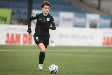 Vita van der Linden aan de bal namens PEC Zwolle