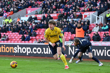 Ole Romeny in actie voor Oxford United