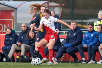 Kyra Koopman (FC Utrecht) in het duel met FC Twente