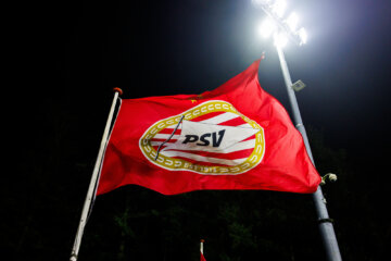 Het logo van PSV op een vlag op PSV Campus De Herdgang