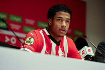 Ryan Flamingo tijdens persconferentie