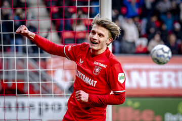 Sem Steijn juicht na een treffer