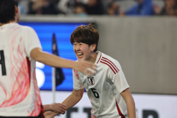 Toko Koga na haar goal voor Japan