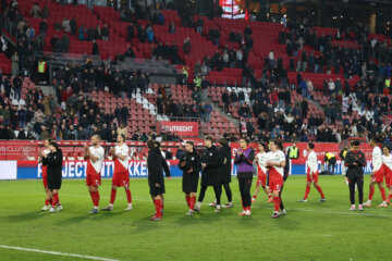 FC Utrecht bedankt het publiek na de overwinning op NAC Breda