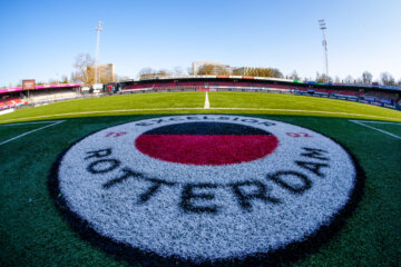Het logo van Excelsior in het stadion
