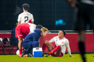 Miliano Jonathans geblesseerd op de grond