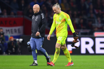 Pasveer verlaat geblesseerd het veld