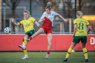 Dieke van Straten (FC Utrecht) in het duel met Fortuna Sittard