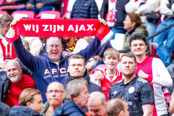 Trotse Ajax-fans poseren met sjaal