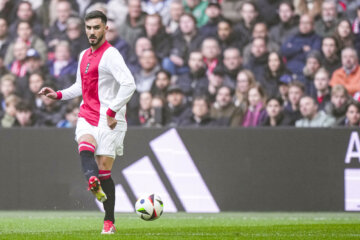 Josip Sutalo aan de bal namens Ajax