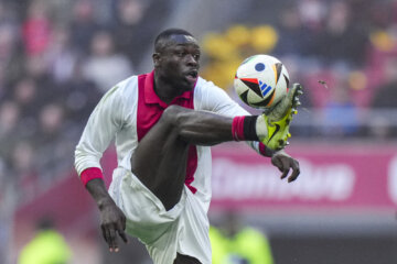 Brian Brobbey aan de bal in de Arena
