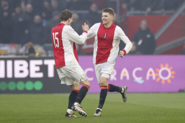 Anton Gaaei is blij na zijn goal in de Arena