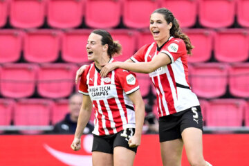 Renate Jansen viert haar treffer tegen Ajax