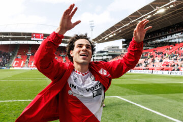 Miguel Rodríguez bedankt de FC Utrecht-supporters