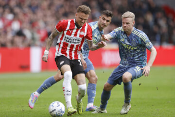 Noa Lang na een overtreding van Lucas Rosa