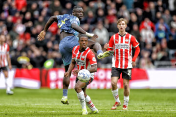 Tyrell Malacia in duel tegen Ajax