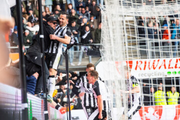 Thomas Bruns juicht met de supporters van Heracles Almelo