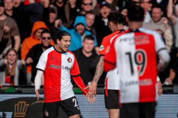 Anis Hadj Moussa viert zijn goal tegen Go Ahead Eagles
