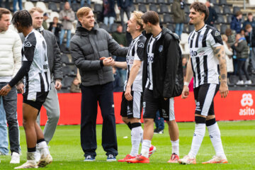 Mats Rots feliciteert de spelers van Heracles Almelo