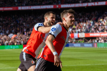 David Hancko (L) juicht met Jakub Moder (R)