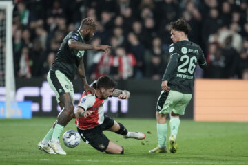 Leandro Bacuna tegen Feyenoord