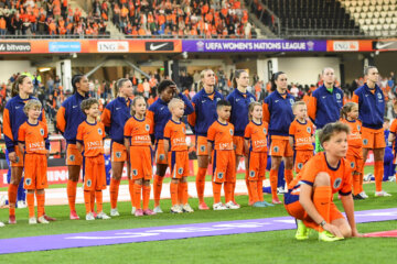 De speelsters van de OranjeLeeuwinnen tijdens het Wilhelmus