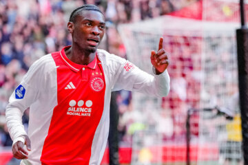 Jorthy Mokio juicht na een goal voor Ajax