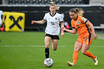 Ilse van der Zanden in actie namens de OranjeLeeuwinnen tegen Oostenrijk