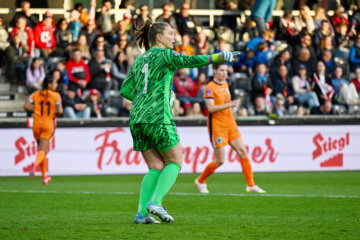 Lize Kop in actie namens de OranjeLeeuwinnen